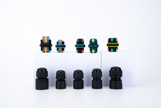 موصل كابل سلك 32 أمبير 250 فولت تيار متردد IP68 مقاوم للماء موصل ثنائي الاتجاه 6-12 ملم قطر